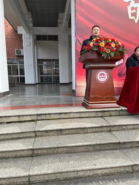 徐新华副校长.jpg