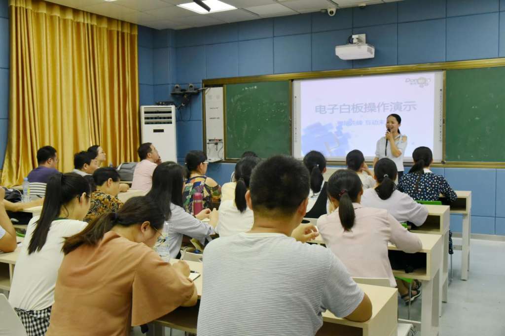 潘萍老师对电子白板的特点、作用进行讲解