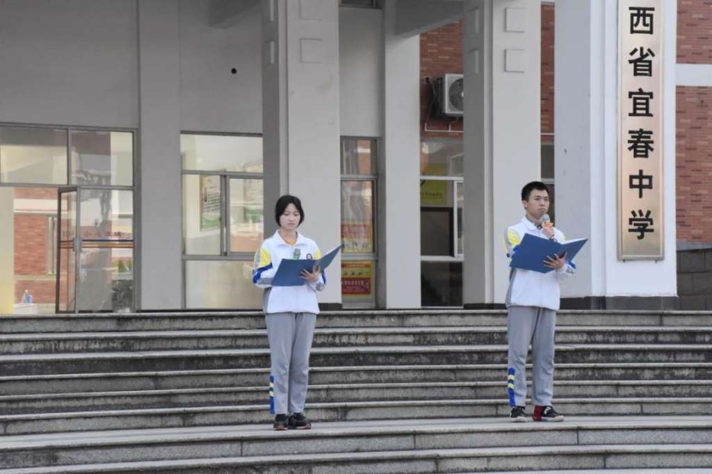 学生代表朗诵诗篇表达对英雄的哀思