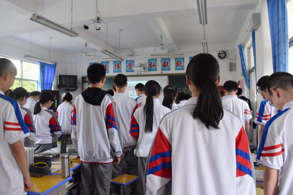 为扑火英雄周鹏默哀