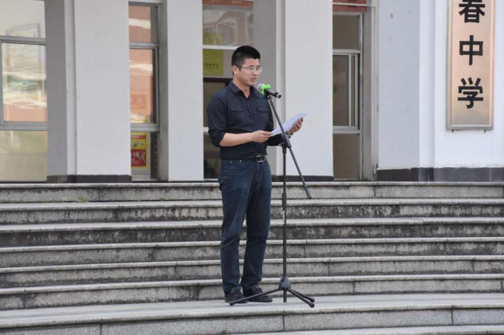 政教处主任陈韬作《书写英雄故事》国旗下讲话