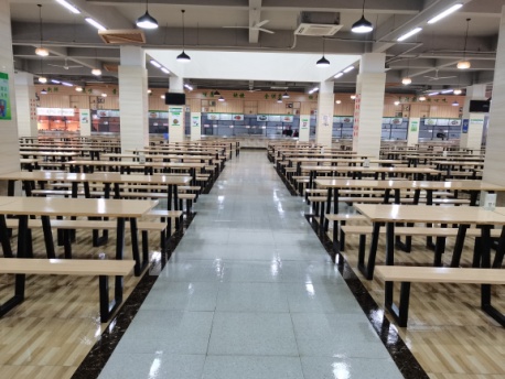 食堂严格贯彻落实疫情防控常态化的要求,不麻痹大"疫",严格执行防控