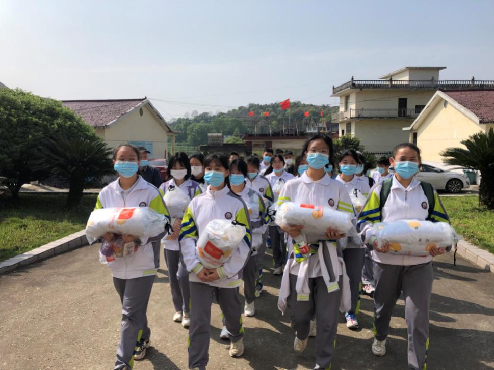 青春有我,与爱同行——宜春中学赴芦村敬老院送爱心活动