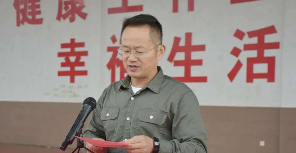 最后,徐新华副校长宣布了宜春中学2020年军训会操比赛获奖名单,胡永红